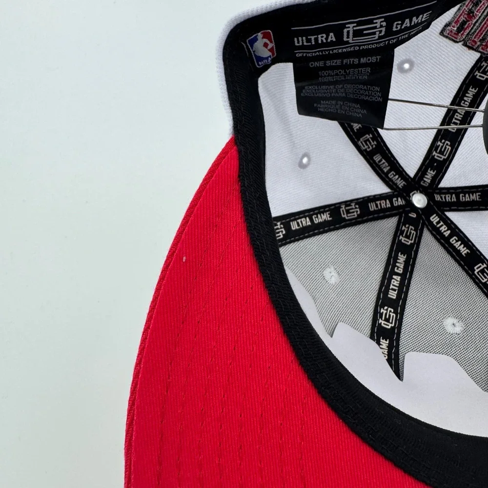 Ultra Game Chicago Bulls NBA Snapback Hat White Red Flat Brim VGMG481F OSFM
